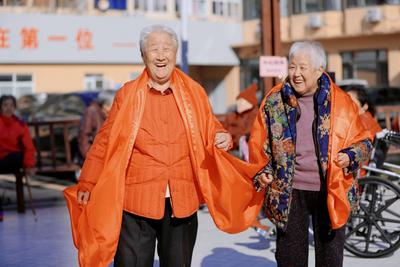 “老人们爱美也爱拍照，但机会太少”所以，青岛这些摄影师上门了…