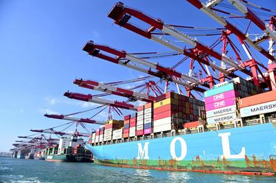 天冷码头“热”！冬日青岛港生产现场镜头