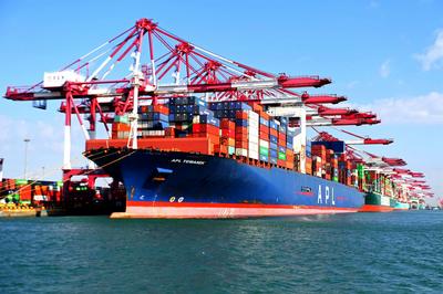 天冷码头“热”！冬日青岛港生产现场镜头