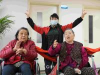 “老人们爱美也爱拍照，但机会太少”所以，青岛这些摄影师上门了…