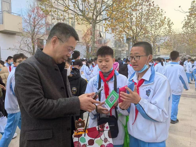 果实喻梦想！青岛第二实验初级中学校园内采摘丰收乐