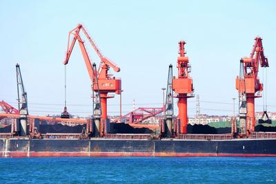 天冷码头“热”！冬日青岛港生产现场镜头