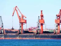 天冷码头“热”！冬日青岛港生产现场镜头