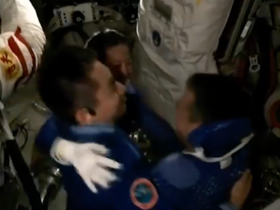 三人紧紧拥抱！王亚平首次出舱成功，“感觉良好”背后故事曝光......