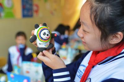 巧手艺展示冰雪运动魅力！小学生们花式迎冬奥