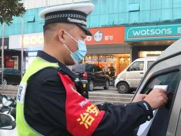 即墨市民抓拍“车窗抛物”奖励50元；机动车驾驶人扣2分、罚款50元