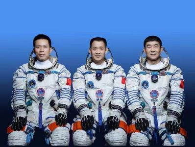 聂海胜、刘伯明、汤洪波分别被颁发航天功勋奖章
