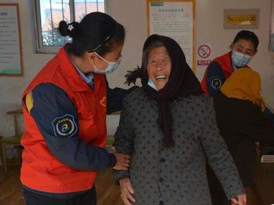 为让农村老人吃上热乎饭，这群青岛人的做法很暖心……