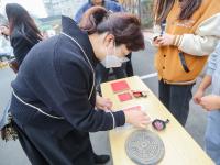 剪纸、扎染、做糖画……这个楼院很热闹