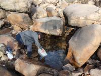 青岛这里竟藏着一眼山泉水？爬山+取水镜头来了