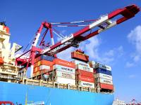 天冷码头“热”！冬日青岛港生产现场镜头