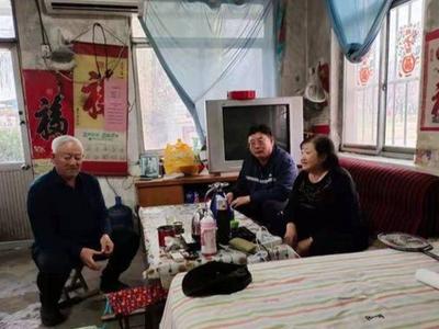 七旬老人给他送来一面锦旗，揭开了一段持续8年的真情帮扶故事……