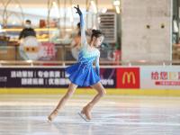 提前感受冬奥氛围！青岛滑冰邀请赛上演“冰上芭蕾”