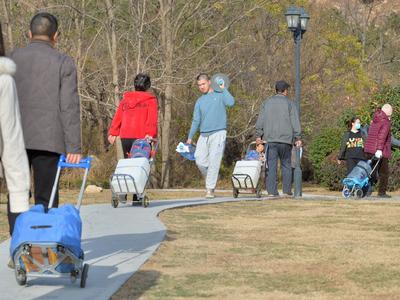 青岛这里竟藏着一眼山泉水？爬山+取水镜头来了