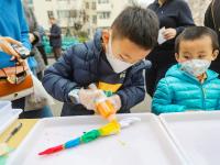 剪纸、扎染、做糖画……这个楼院很热闹