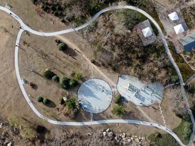 青岛这里竟藏着一眼山泉水？爬山+取水镜头来了