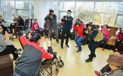 “老人们爱美也爱拍照，但机会太少”所以，青岛这些摄影师上门了…