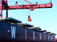 天冷码头“热”！冬日青岛港生产现场镜头