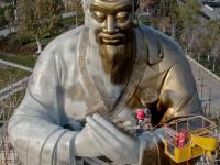 胶州少海实拍：给8层楼高的孔子像换新装