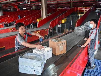 今年前10月全国快递服务企业业务量累计867.2亿件，同比增34.7%