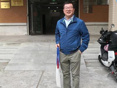 “院士领奖归来背布袋上课照片”是作秀？真相在这里……