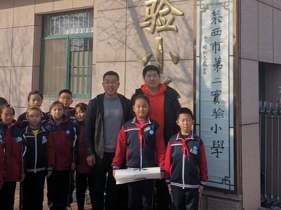 莱西市第二实验小学鼓励全校写书法，校牌“定期海选定期换”