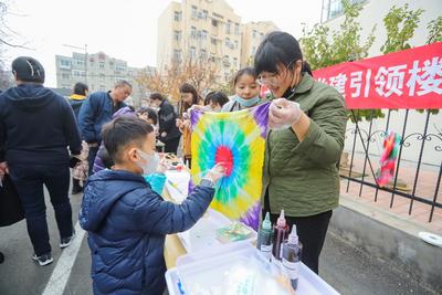 剪纸、扎染、做糖画……这个楼院很热闹