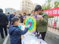 剪纸、扎染、做糖画……这个楼院很热闹