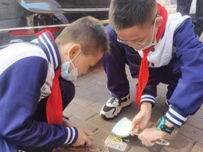 争做创城小卫士，洮南路小学志愿者开展清理小广告活动