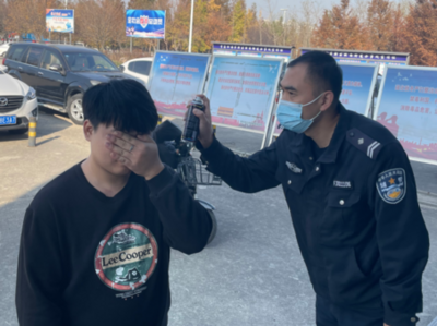 小细节大便民！办身份证头发颜色不过关，轻轻一喷解难题