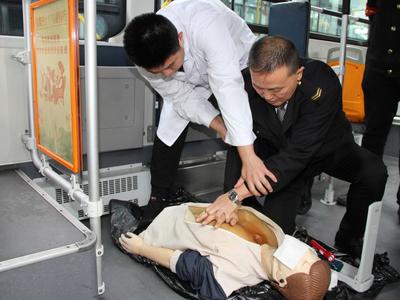 “急救课堂”进公交、车站增设AED……青岛公共交通行业护航老年人健康出行