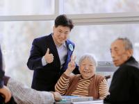 “老人们爱美也爱拍照，但机会太少”所以，青岛这些摄影师上门了…