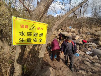 青岛这里竟藏着一眼山泉水？爬山+取水镜头来了