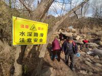 青岛这里竟藏着一眼山泉水？爬山+取水镜头来了