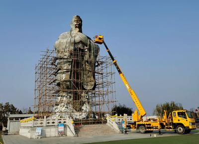 胶州少海实拍：给8层楼高的孔子像换新装