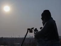 胶州少海实拍：给8层楼高的孔子像换新装