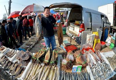 干、鲜海货一应俱全！城阳渔村大集百货丰