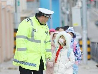 “护”学有招，“栏”住隐患：交警市北大队人民路中队为校园保驾护航
