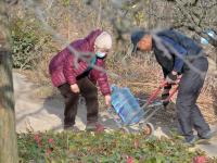 青岛这里竟藏着一眼山泉水？爬山+取水镜头来了