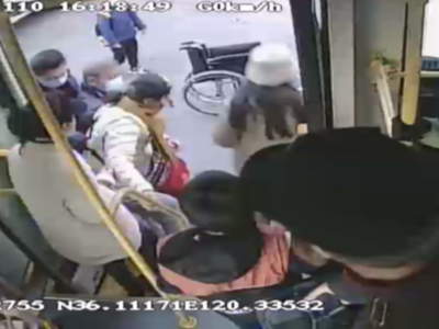 搀扶轮椅乘客上下车，帮八旬老人拎重物……青岛公交车上，这一幕幕真暖心