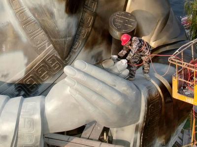 胶州少海实拍：给8层楼高的孔子像换新装