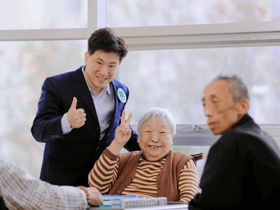 “老人们爱美也爱拍照，但机会太少”所以，青岛这些摄影师上门了…