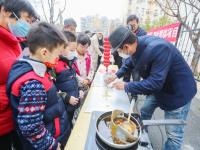 剪纸、扎染、做糖画……这个楼院很热闹