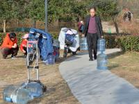 青岛这里竟藏着一眼山泉水？爬山+取水镜头来了