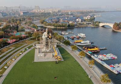 胶州少海实拍：给8层楼高的孔子像换新装