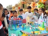 科技节里，青岛小学生打造“未来智慧城”