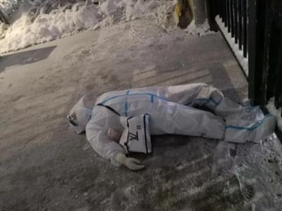 风雪中“大白”倒地不起10分钟，背后原因让人心疼