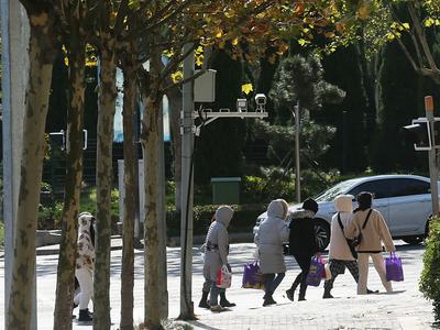 “冻”真格！寒潮之下行人全副“捂”装