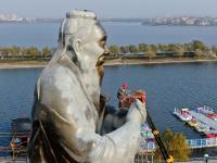 胶州少海实拍：给8层楼高的孔子像换新装