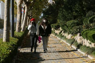 “冻”真格！寒潮之下行人全副“捂”装